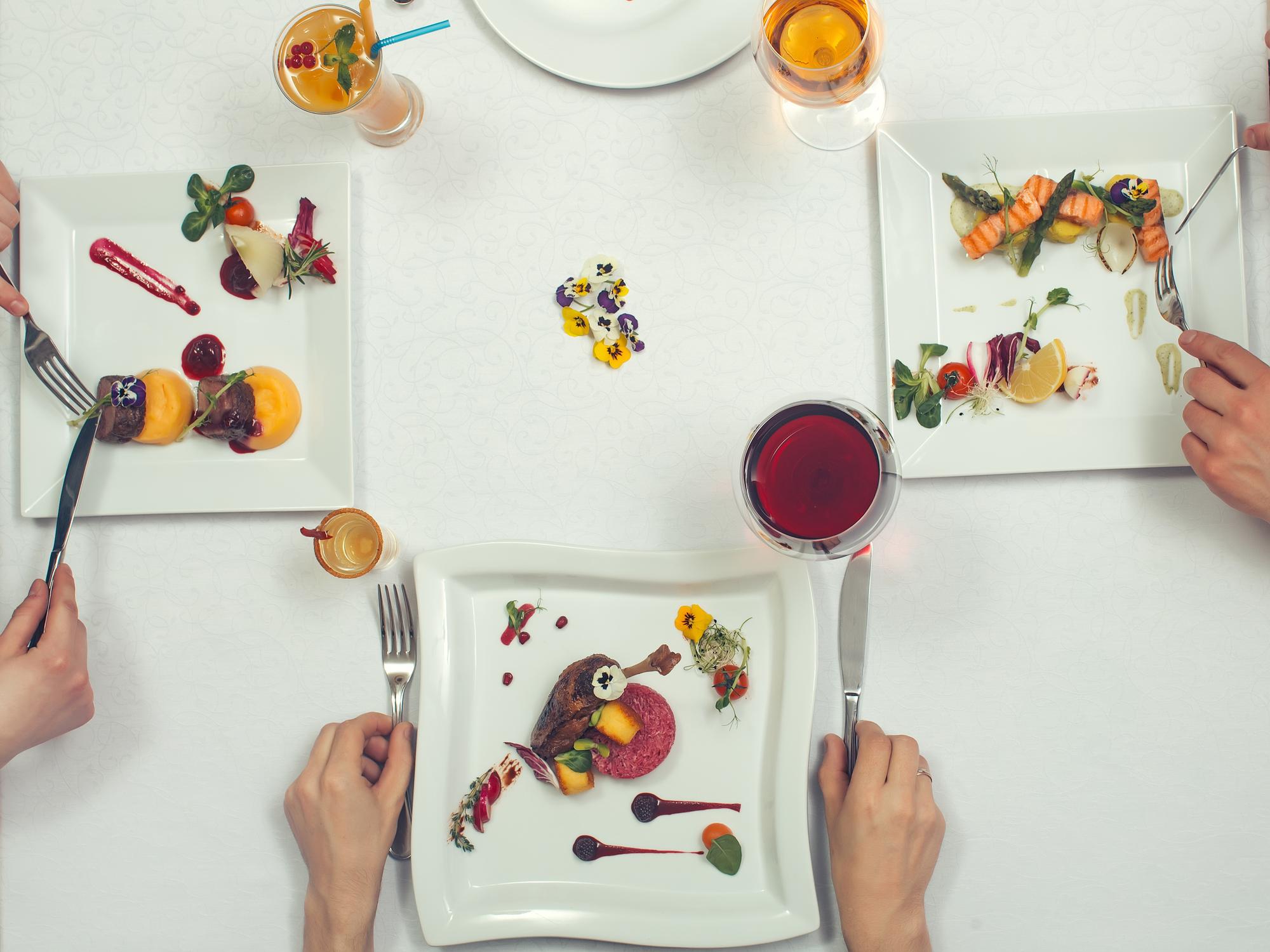 Table with tasting plates and notes